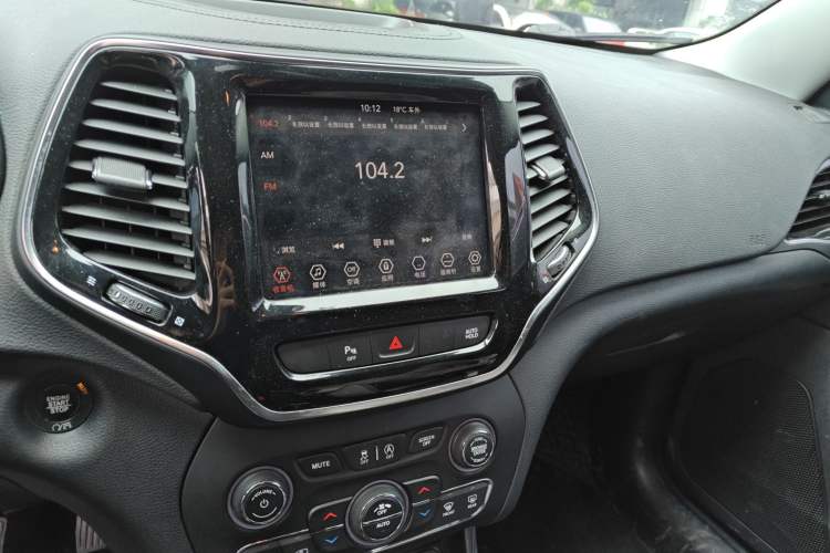 Used Jeep Cherokee 2019 2.0T Two-Wheel Drive Smart Enjoyment Version China V Audio And AC Panel