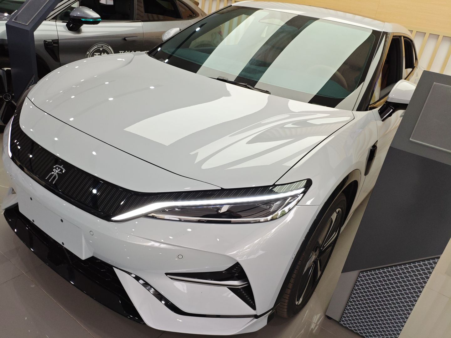 Под передней частью автомобиля