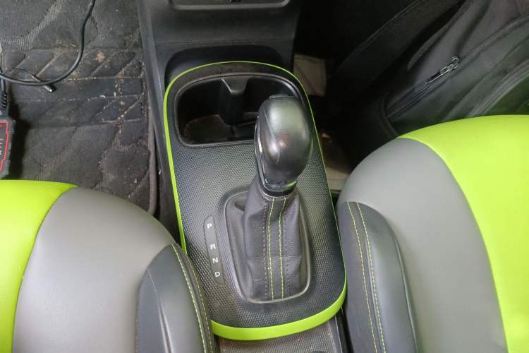 Used Roewe Clever 2021 302 km New Four-Seater Super-Efficient Version Gear Lever