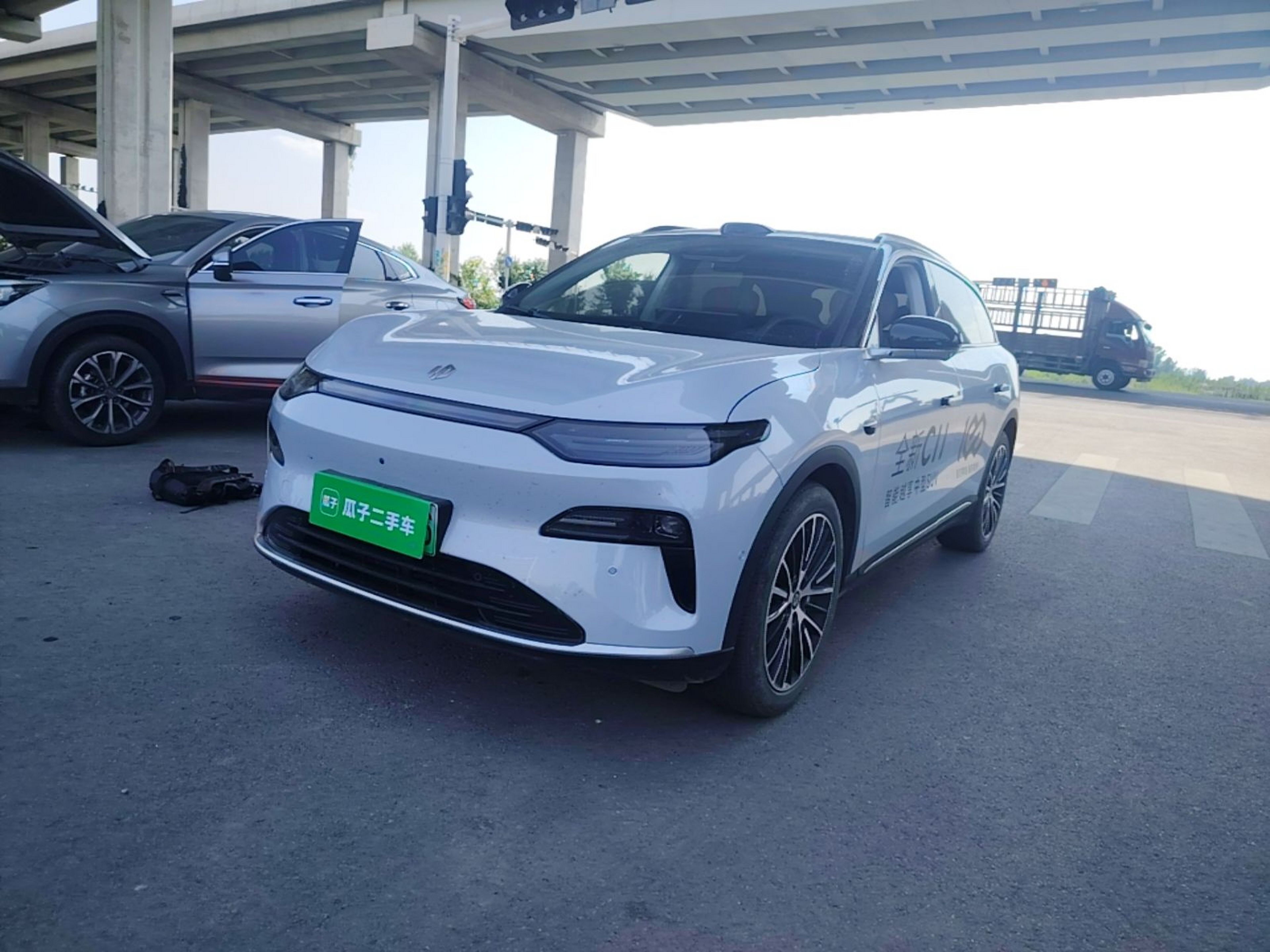 Под передней частью автомобиля