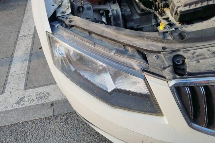 Used Skoda Octavia 2015 1.6L Manual Eado Edition Right Front Headlight