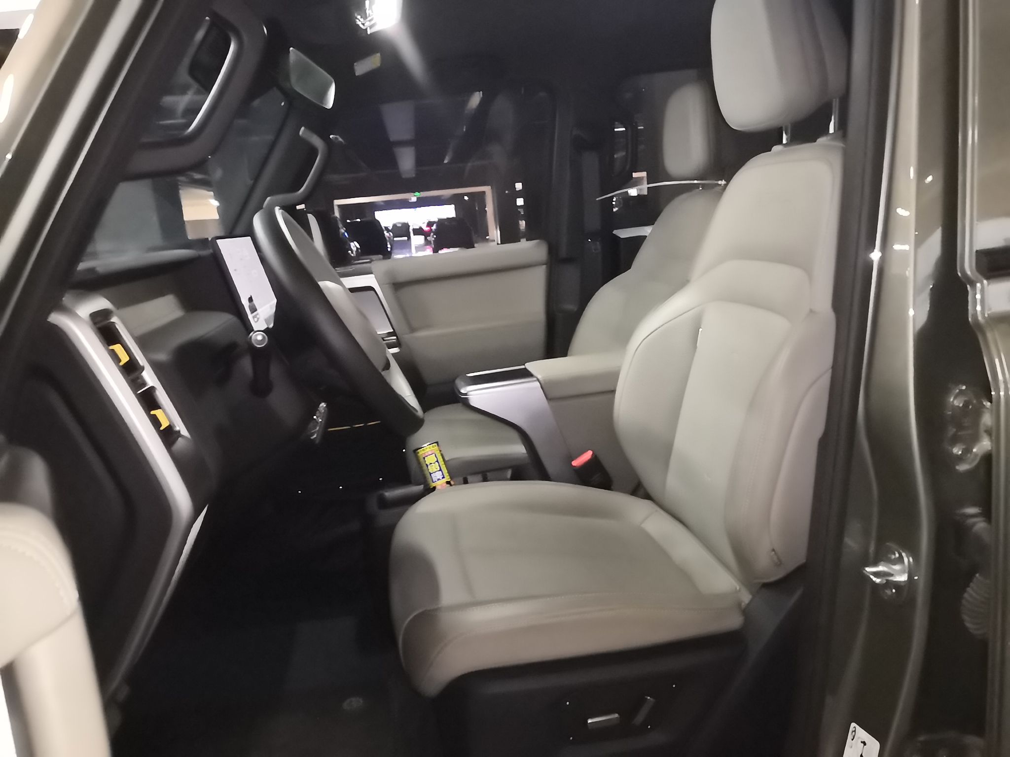 المقاعد الأمامية داخل السيارة