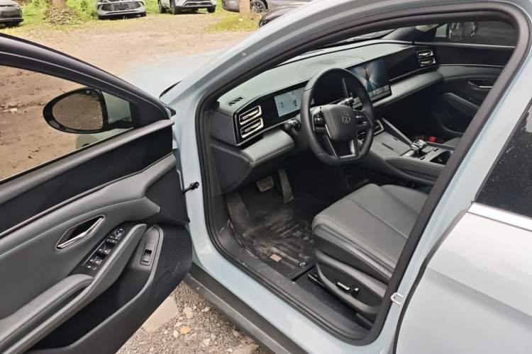 Used BYD Qin L 2025 DM-i Smart Drive 120KM Superior Model
