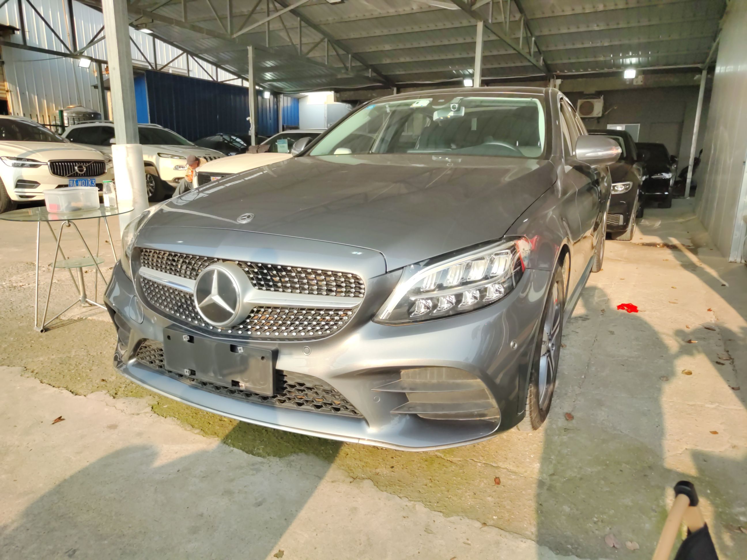 Под передней частью автомобиля