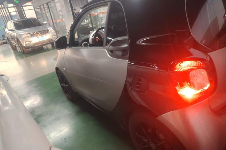 Used smart fortwo 2015 1.0L 52 kW hardtop Dynamic version