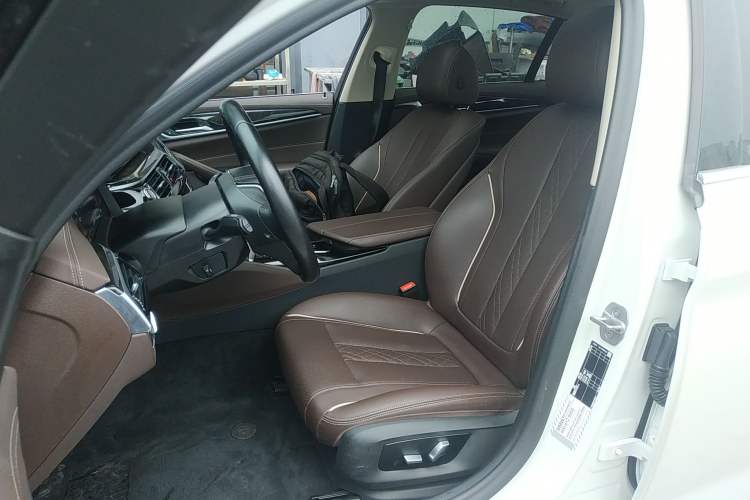 Used BMW 5 Series 2022 Restyled 525Li Luxury Package Left Front Seat