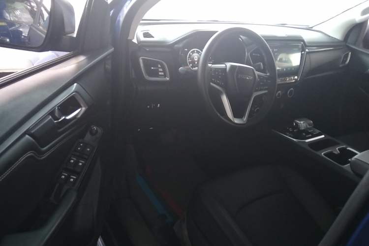 Used Isuzu D-MAX 2023 2.5T Automatic 4x4 Diesel Flagship Long Wheelbase Model
