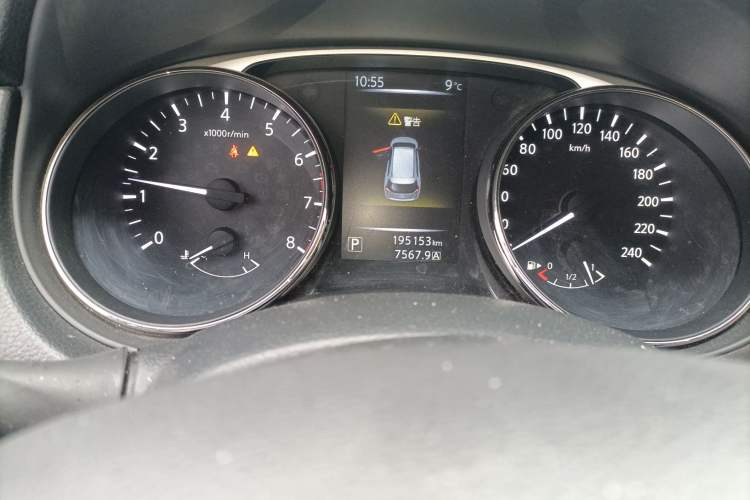 Used Nissan X-Trail 2015 2.0L CVT Comfort MAX Edition 2WD Odometer Close Up