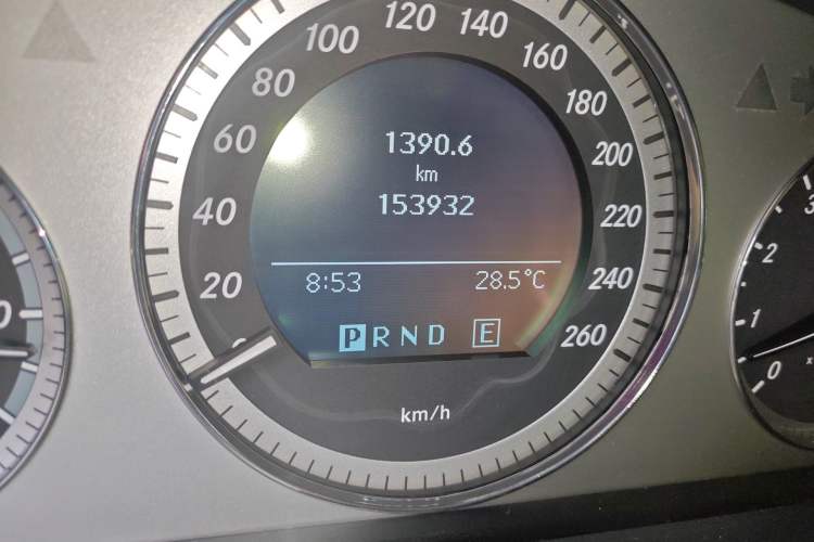 Used Mercedes-Benz GLK-Class 2011 GLK 300 4MATIC Fashion Model Odometer Close Up