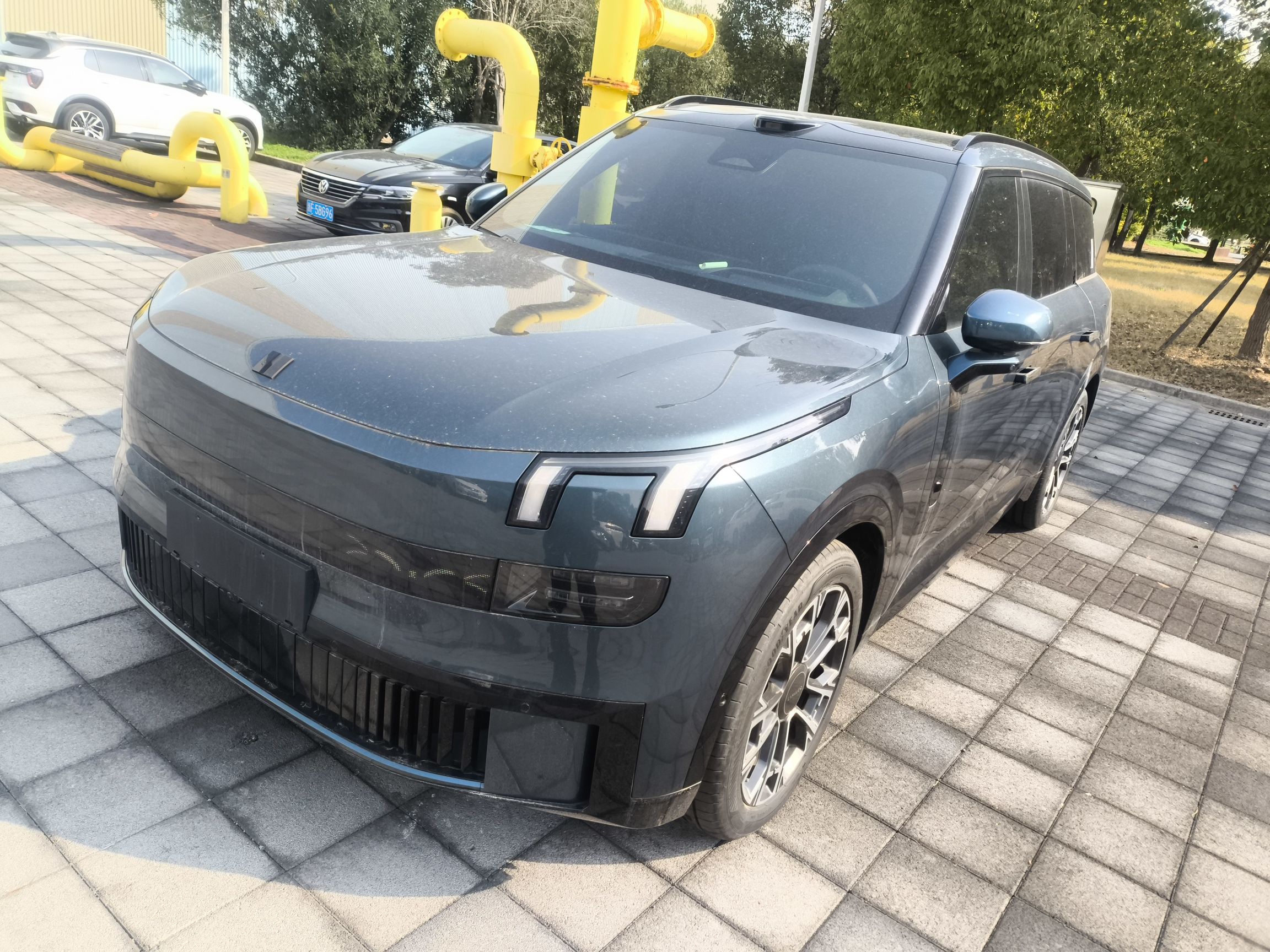 Под передней частью автомобиля