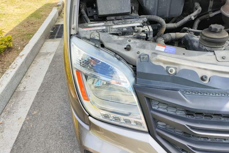 Used SAIC MAXUS Xintu V80 2018 2.5T 6-Speed Manual Aowentong Long-Wheelbase Mid-Roof 7/10-Seater