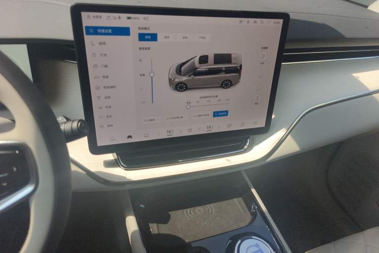 Used Volvo EM90 2025 Ultra Six-Seater