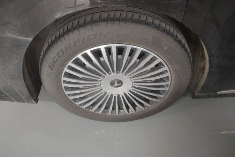 Used VOYAH Dream 2025 PHEV Four-Wheel-Drive Flagship Version – Qiankun Edition Right Rear Wheel Hub