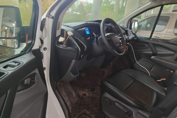 Used Ford Transit 2017 2.0T Diesel Van Mid-Chassis Mid-Roof China IV Standard