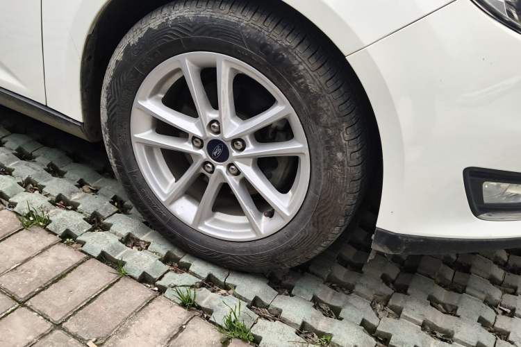 Used Ford Focus 2015 Sedan 1.6L Manual Fashion Edition