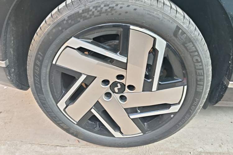 Used ONVO Luxeed L90 2025 Model—Pro Six-Seater Version