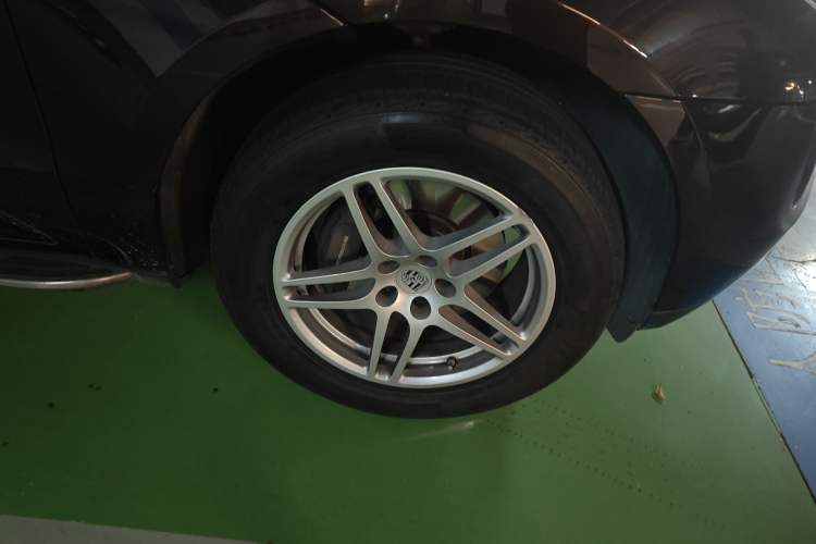 Used Porsche Macan 2017 Macan 2.0T Right Front Wheel Hub