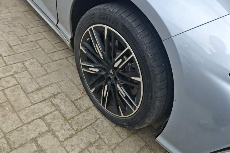 Used NETA S 2022 Extended-Range Version 1160 km Range Rear-Wheel-Drive Compact Edition Right Front Wheel Hub