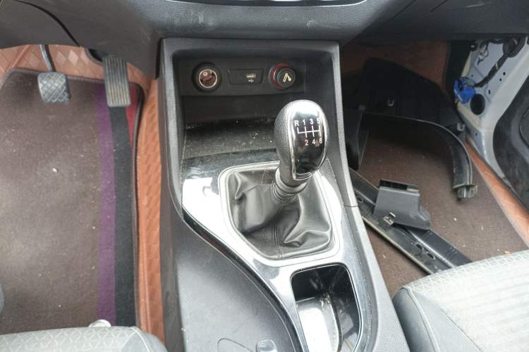 Used Baojun 730 2021 1.5L Manual Fashion Version 7 Seats Gear Lever