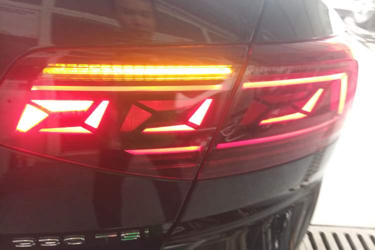 Used Volkswagen Magotan 2025 Zhongxiang Version 330TSI DSG Luxury Edition Right Rear Taillight