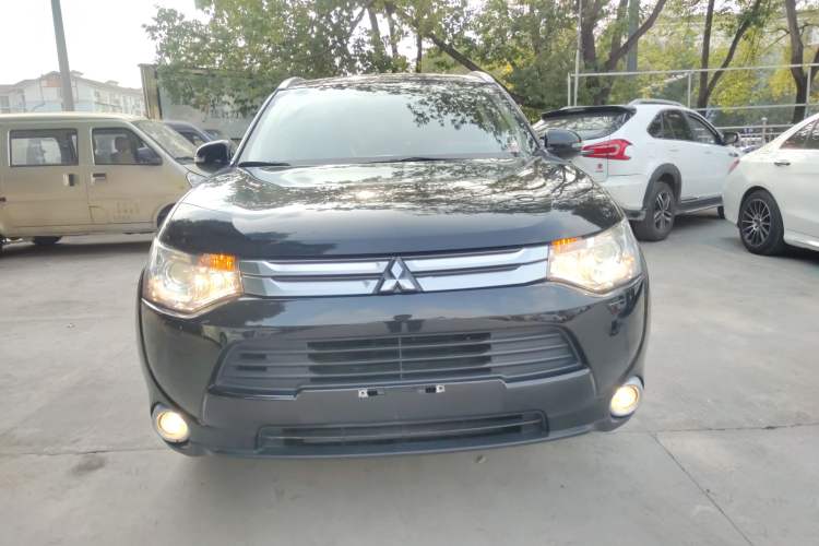 Used Mitsubishi Outlander 2014 2.4L 4x4 Deluxe Value Edition 7 Seats
