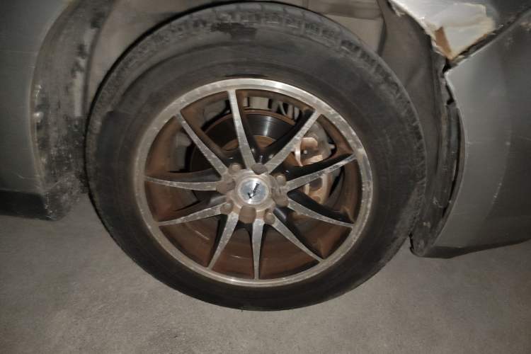 Used Nissan Tiida Sedan 2005 1.6JE AT Right Front Wheel Hub