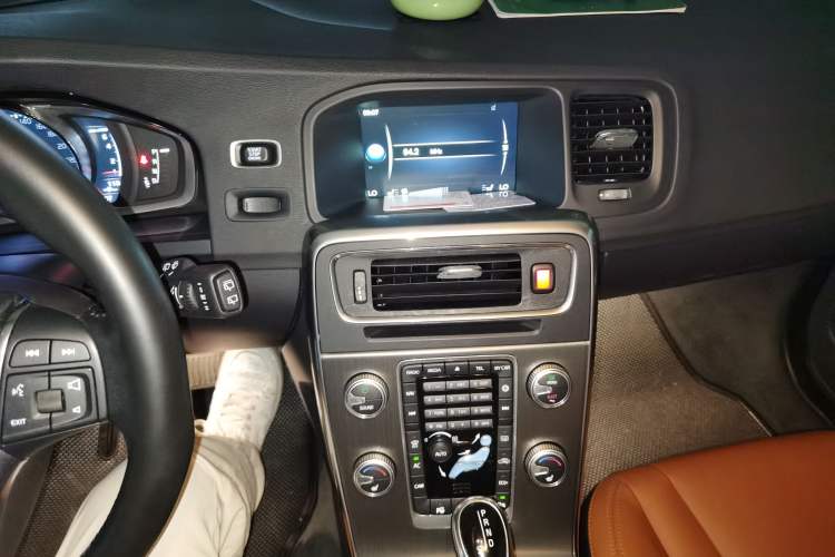 Used Volvo V60 2015 T5 Zhiya Edition Audio And AC Panel