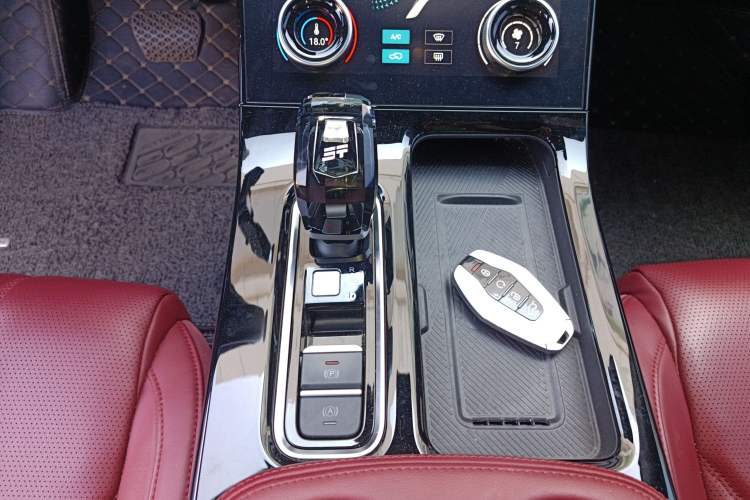 Used JETOUR X70 PLUS 2025 1.5T Flagship 7-Seater Gear Lever