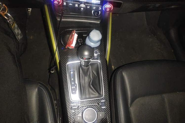 Used Audi Q2L 2018 35 TFSI Fashion Dynamic Version China VI Emission Standard Gear Lever