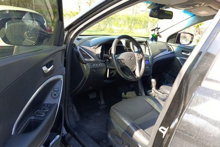 Used Hyundai Santa Fe 2013 2.4L Automatic Two-Wheel Drive Smart Version Driver Seat