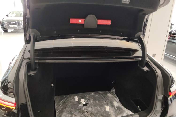 Used BMW 7 Series 2023 735Li M Sport Package Trunk