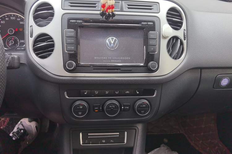 Used Volkswagen Tiguan 2013 2.0 TSI Automatic All-Wheel-Drive Flagship Edition Audio And AC Panel