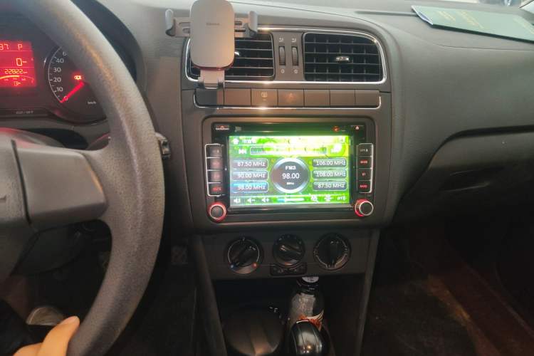 Used Volkswagen Polo 2013 1.4L Automatic Comfort Edition Audio And AC Panel