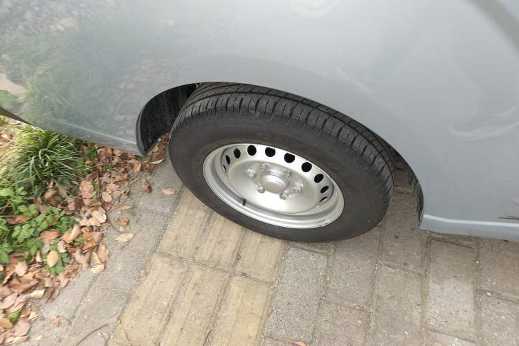 Used Wuling Yangguang 2024 300KM Comfort Version Passenger Van 75kW
