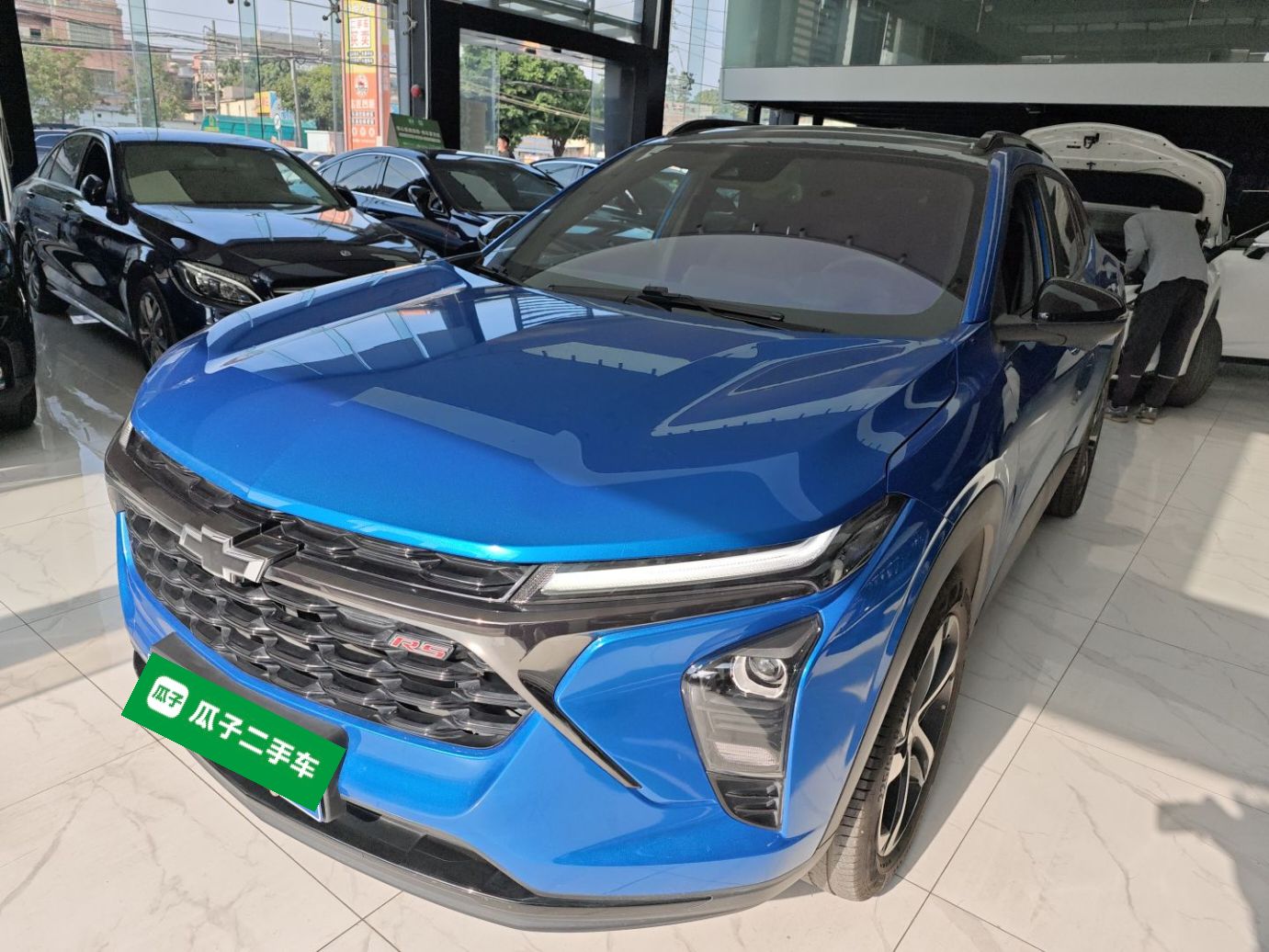 تحت مقدمة السيارة