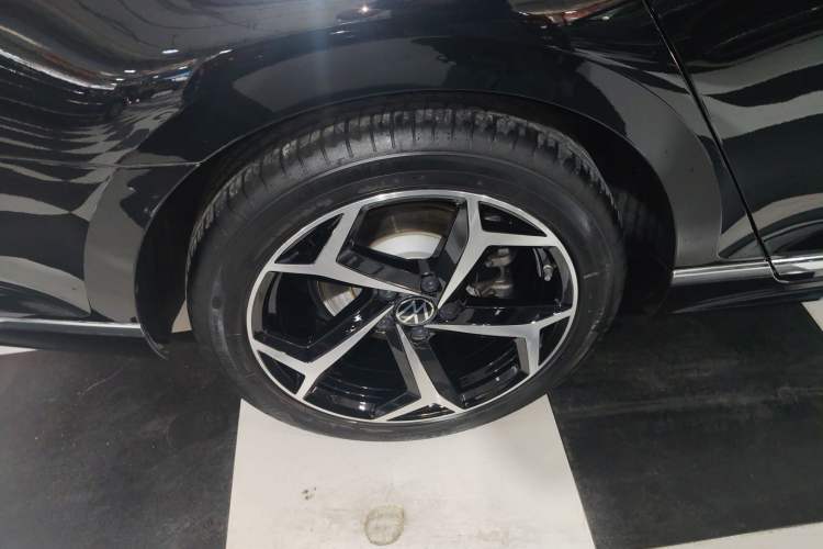 Used Volkswagen Magotan 2023 2 Million Units Commemorative Edition 330TSI DSG Luxury Version Right Rear Wheel Hub