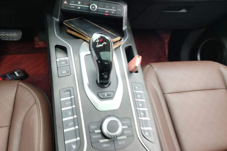 Used Wey VV6 2020 2.0T Two-Wheel Drive Smart Protection+