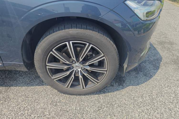 Used Volvo XC60 2020 T5 4x4 Smart Luxury Edition Right Front Wheel Hub