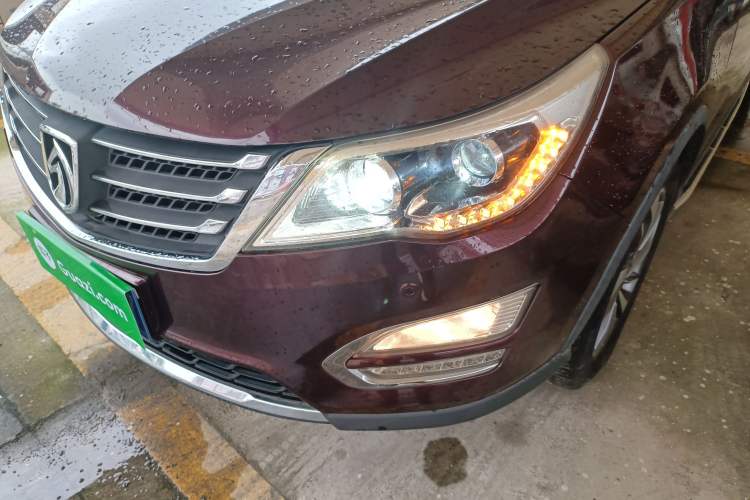 Used Baojun 560 2015 1.8L manual luxury version Left Front Headlight