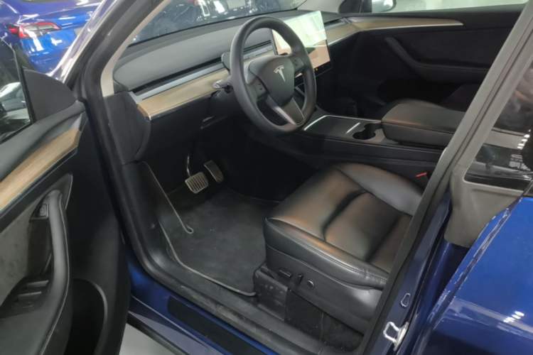 Used Tesla Model Y 2022 Long-Range All-Wheel-Drive Version