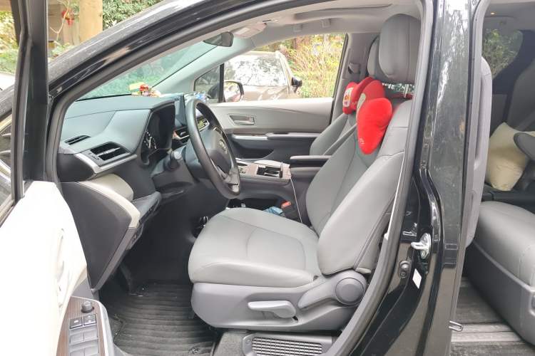 Used Toyota Granvia 2024 2.5L Hybrid Comfort Edition
