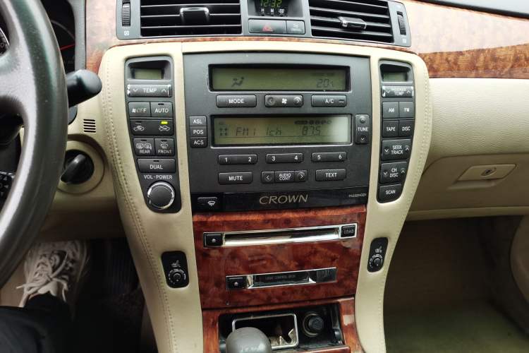 Used Toyota Crown 2006 2.5L Royal Leather Edition Audio And AC Panel