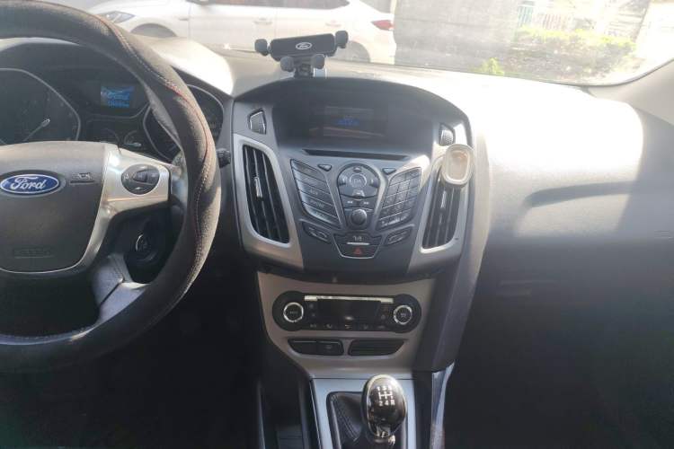 Used Ford Focus 2012 Hatchback 1.6L Manual Fashion Edition
