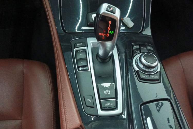 Used BMW 5 Series 2014 520i Elegant Edition Gear Lever
