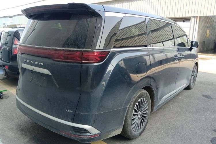 Used Denza D9 2022 DM-i 1040 Prestige Model
