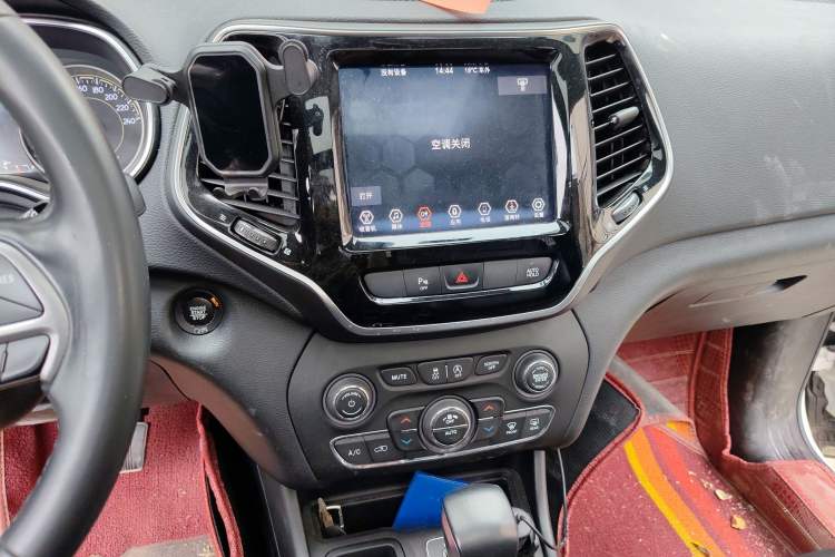 Used Jeep Cherokee 2019 2.0T Two-Wheel Drive Smart Enjoyment Version China VI Audio And AC Panel