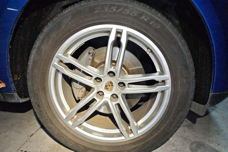 Used Porsche Macan 2017 Macan 2.0T Right Front Wheel Hub