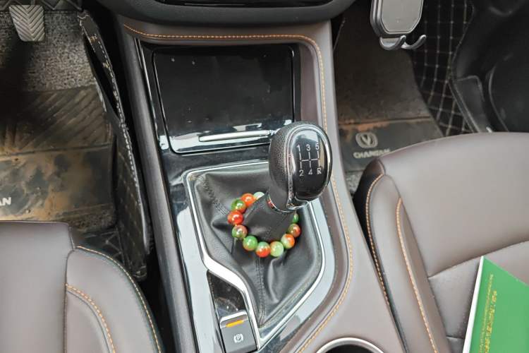 Used CHANGAN CS35PLUS 2018 1.6L Manual Cool Edition China V Standard Gear Lever