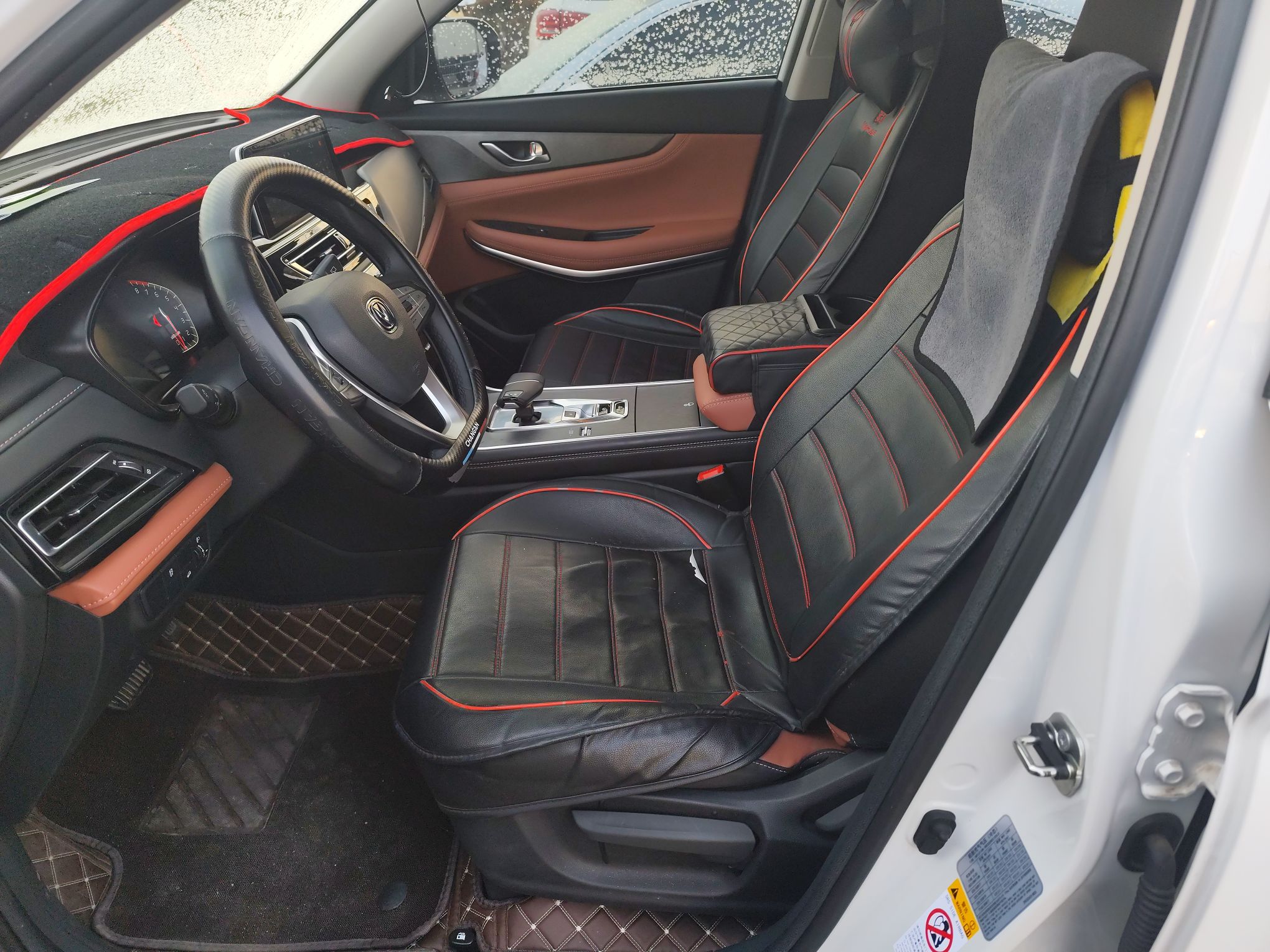 المقاعد الأمامية داخل السيارة