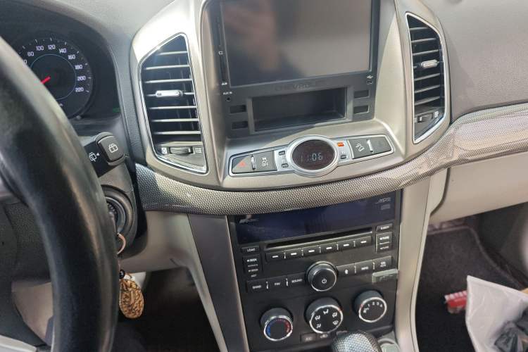 Used Chevrolet Captiva 2011 2.4 AT 5-Seater Comfort Edition Audio And AC Panel